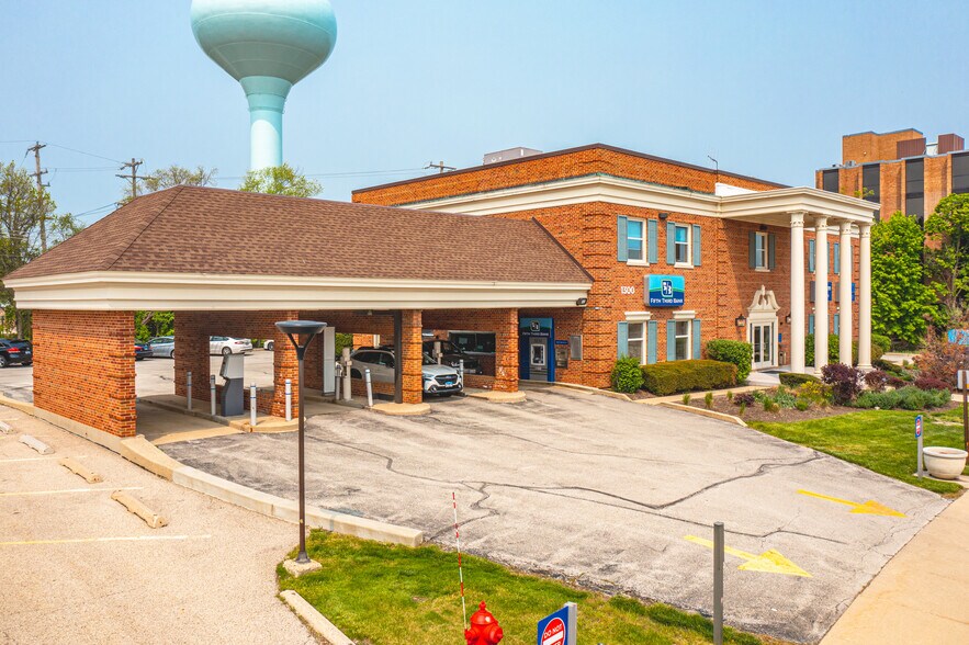 More Photos Of Fifth Third Bank Mixed Use Center, Northbrook Office For Sale