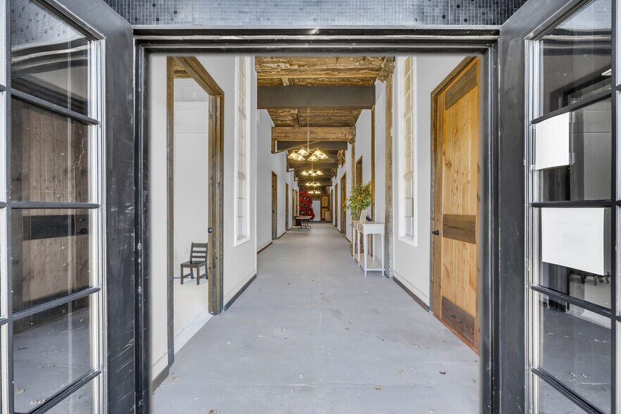 More Photos Of 1642 S Broad St, Commerce General Retail For Lease