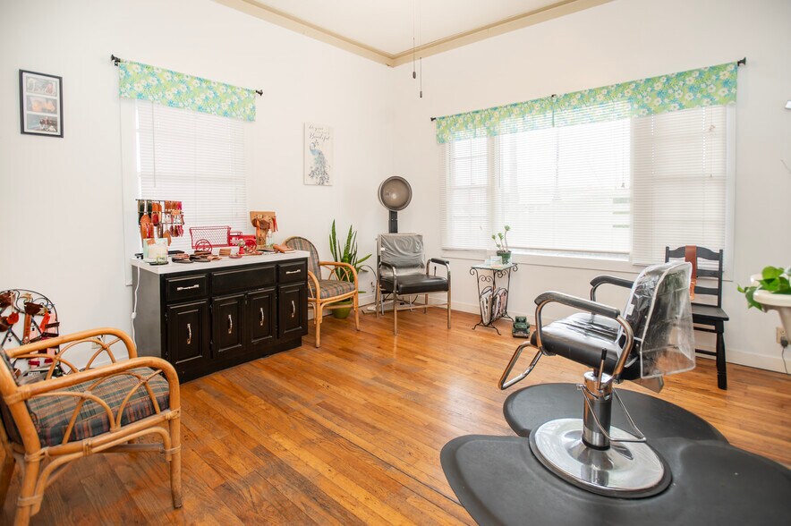 More Photos Of 400 Main St, Clinton Freestanding For Sale