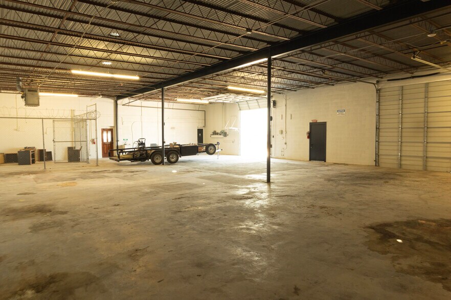 More Photos Of 307-311 Lombrano St, San Antonio Warehouse For Sale