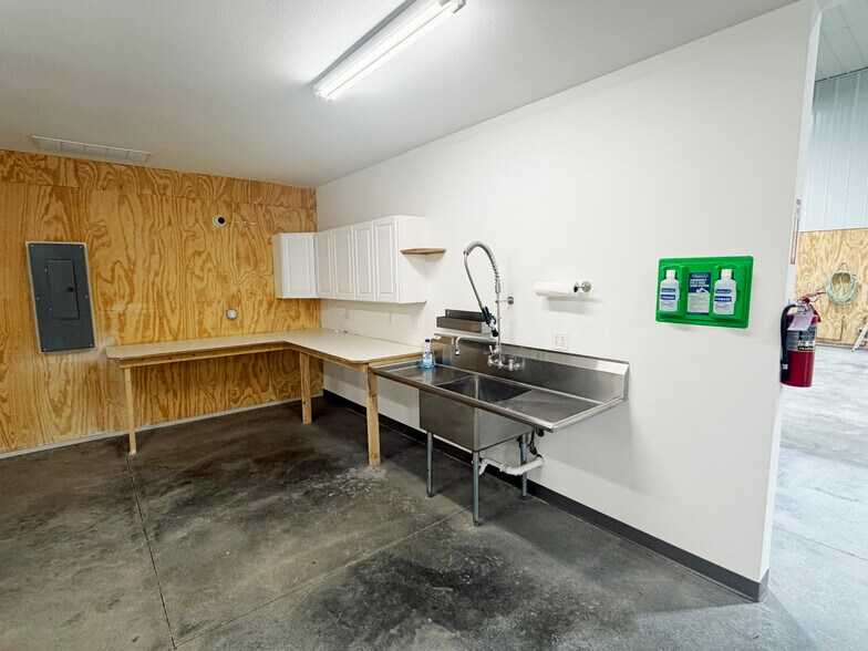 More Photos Of 1415 E Railroad St, Laurel Warehouse For Lease