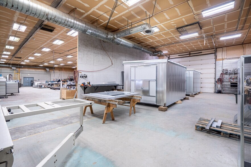 More Photos Of 4702 40 Av, Lloydminster Industrial For Lease