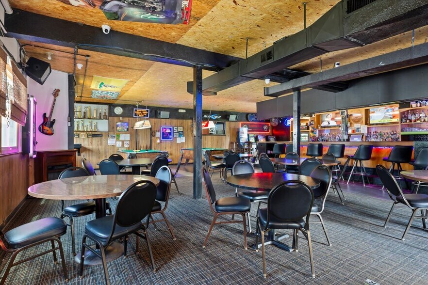 More Photos Of 626 16th Avenue, Council Bluffs General Retail For Sale