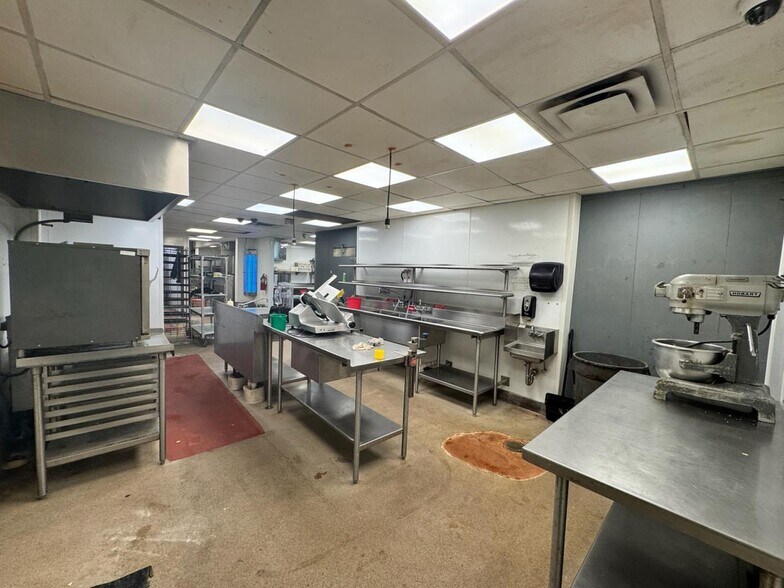 More Photos Of 408 Market Square Dr, Maysville Restaurant For Sale