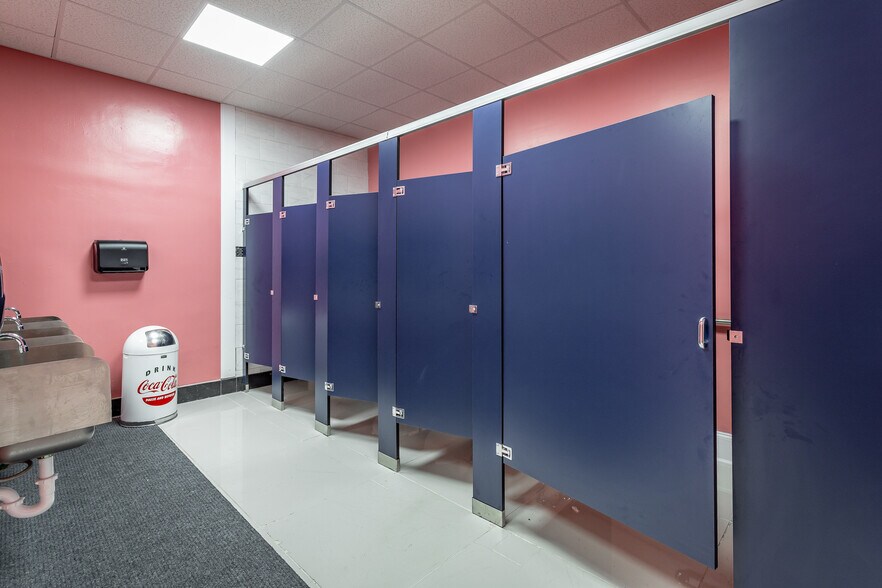 More Photos Of 395 S Ocoee St, Cleveland Showroom For Sale