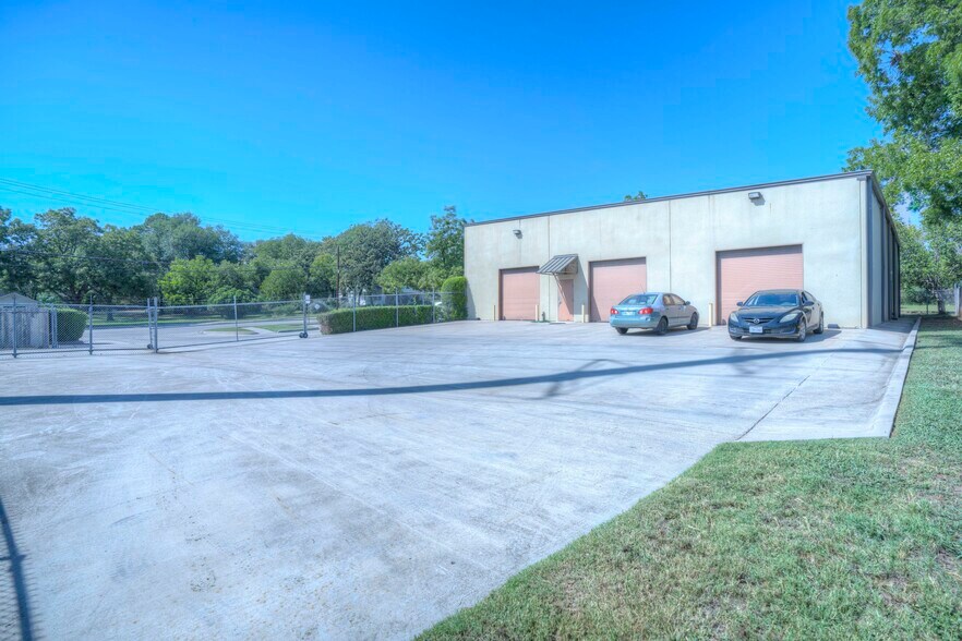 More Photos Of 2620 Carson St, Haltom City Light Distribution For Lease