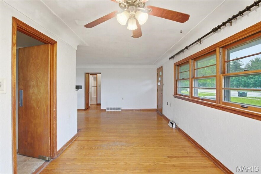 More Photos Of 5912 N Belt W, Belleville Flex For Sale