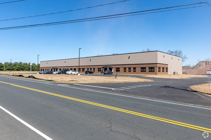 More Photos Of 111 Phoenix Crossing, Bloomfield Showroom For Lease