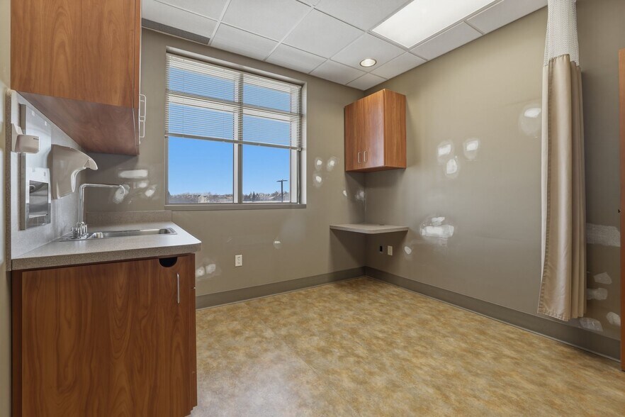 More Photos Of 14101 Fairview Dr, Burnsville Medical For Lease