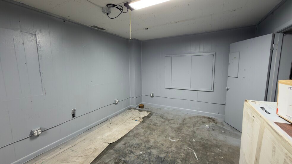 More Photos Of 2800 Delano St, Pensacola Warehouse For Lease