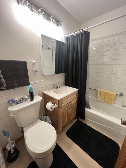 More Photos Of 1426 Frost Ave E, Maplewood Apartments For Sale