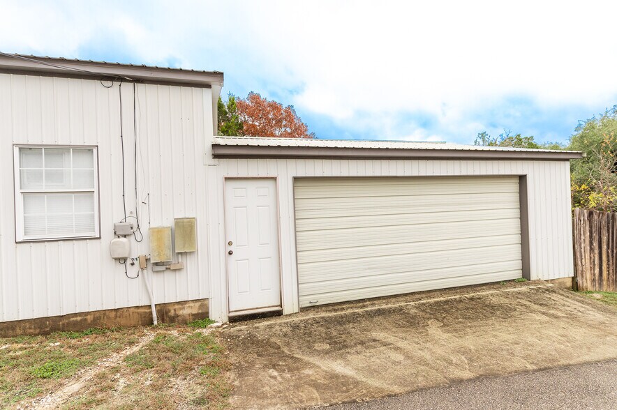 More Photos Of 15600 Ranch Road 12, Wimberley Showroom For Sale