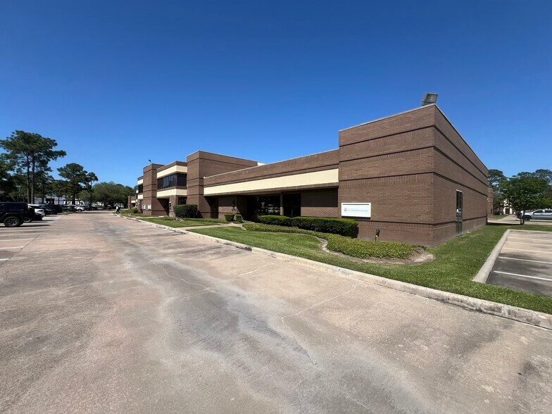 More Photos Of 9776 Whithorn Dr, Houston Showroom For Lease