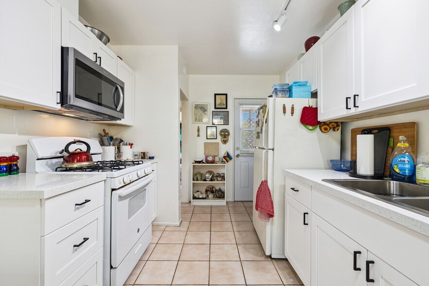 More Photos Of 1674 S Via Salida, Palm Springs Apartments For Sale