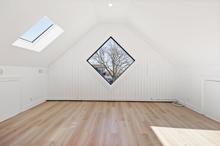 More Photos Of 31 Saint Roch Ave, Greenwich Office Residential For Lease