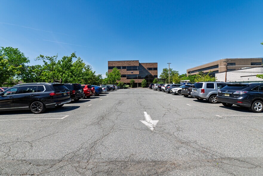More Photos Of 98 James St, Edison Medical For Lease
