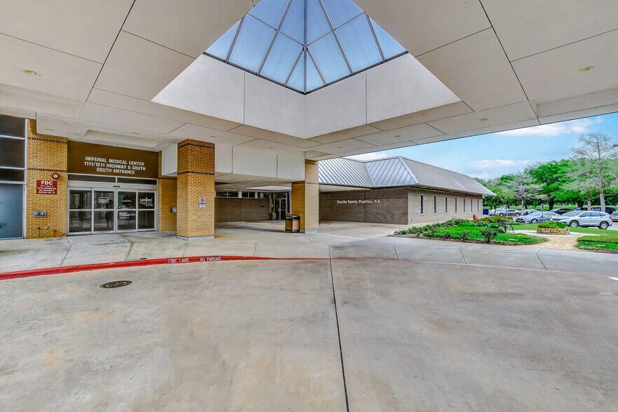 More Photos Of 1111-1211 Highway 6, Sugar Land Medical For Lease