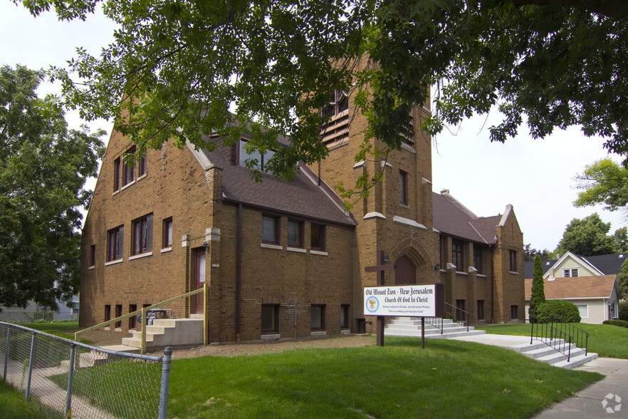 Primary Photo Of 1527 N Astor St, Milwaukee Religious Facility For Sale