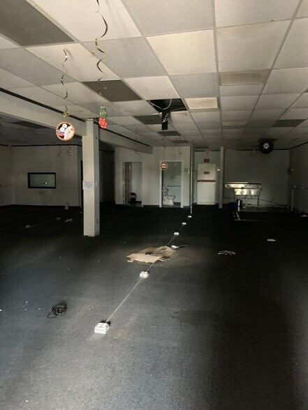 More Photos Of 10900-10910 Kingspoint Rd, Houston Freestanding For Lease