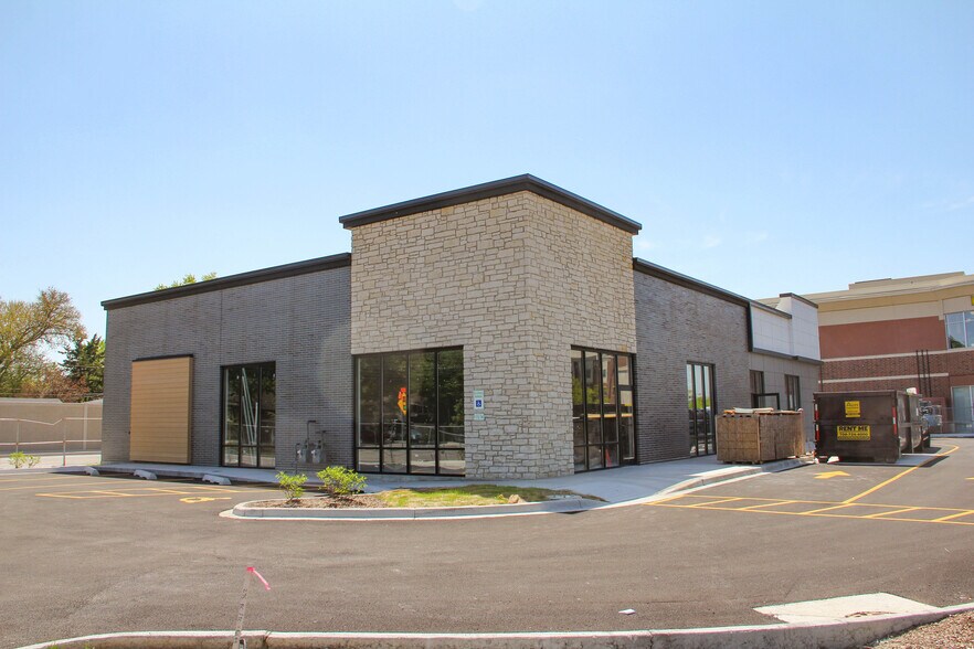 More Photos Of 9500 S 50th Ct, Oak Lawn General Retail For Lease