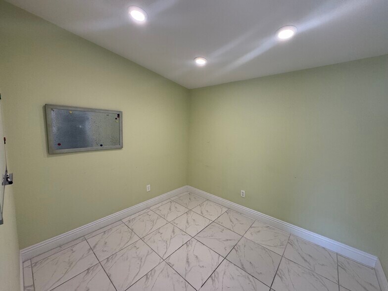 More Photos Of 1610 E Sahara Ave, Las Vegas Freestanding For Lease