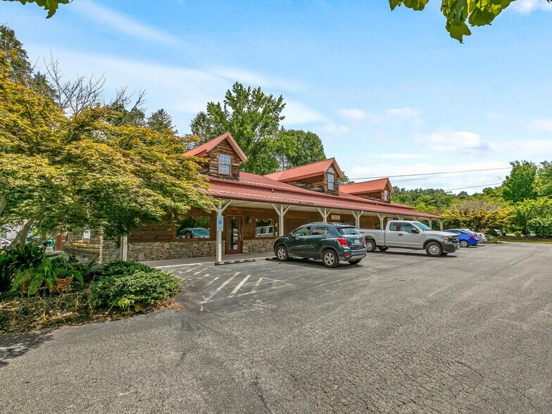 More Photos Of 271 Old Barn Rd, Hendersonville Medical For Sale