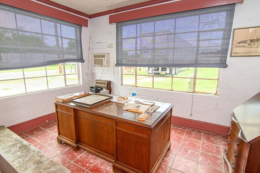 More Photos Of 3367 Broad St, Exmore Showroom For Sale