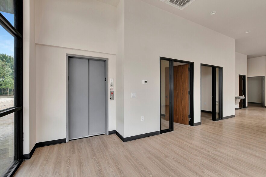 More Photos Of 1009 Yale St, Houston Freestanding For Lease