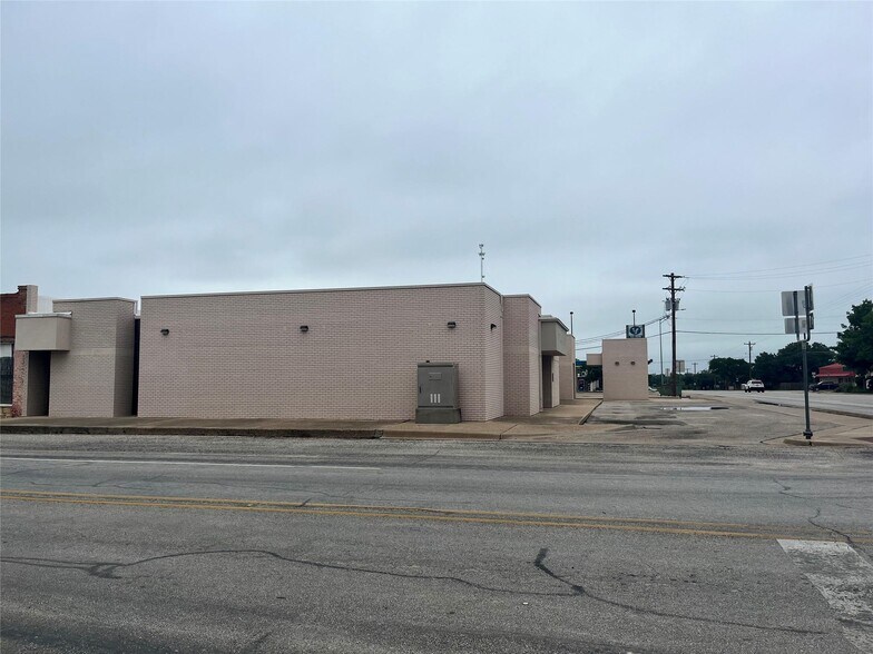 More Photos Of 101 N 4th St, Lometa Daycare Center For Sale