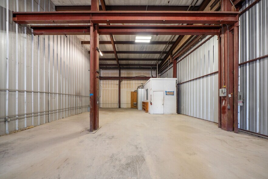 More Photos Of 2833 Roosevelt Ave, San Antonio Warehouse For Lease
