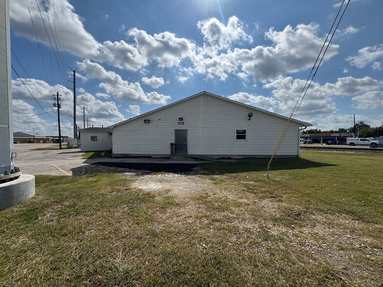 More Photos Of 3701 S Richey Ave, South Houston Freestanding For Lease