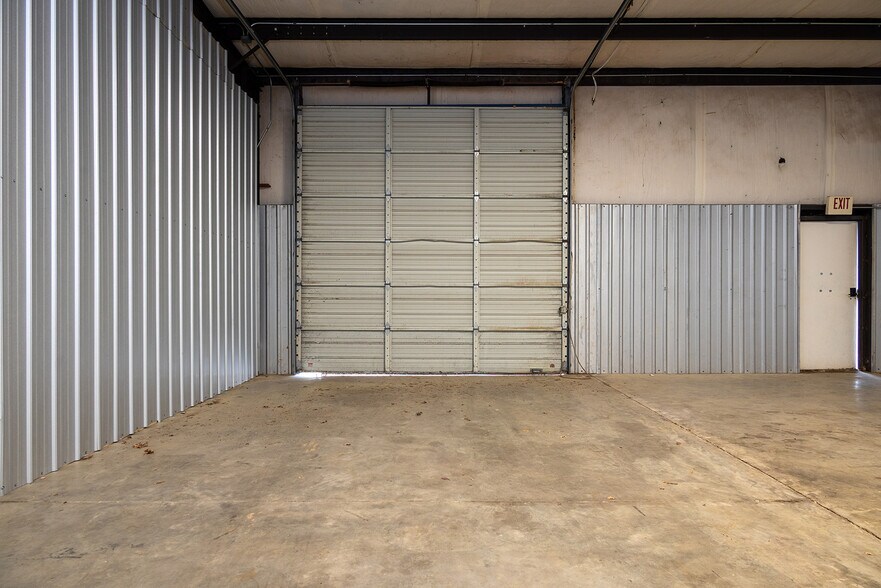 More Photos Of 62 Industrial Park Cir, Benton Light Distribution For Lease