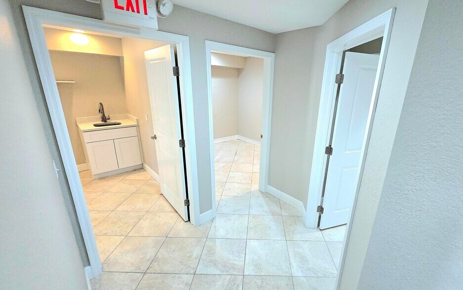 More Photos Of 317 W Pine Ave, Anna Maria Storefront Retail Residential For Lease