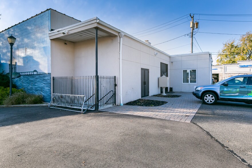 More Photos Of 132 N Wellwood Ave, Lindenhurst Storefront Retail Office For Lease