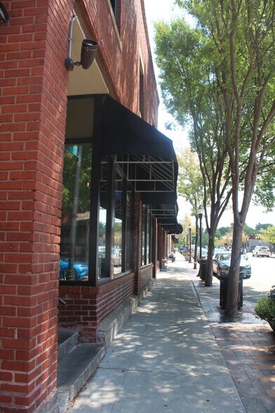 More Photos Of 309 SE Douglas St, Lee's Summit Storefront For Lease