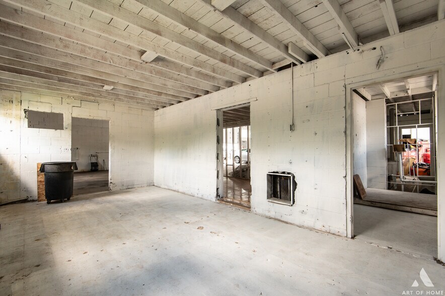 More Photos Of 926 Main St, Lemont Light Distribution For Sale