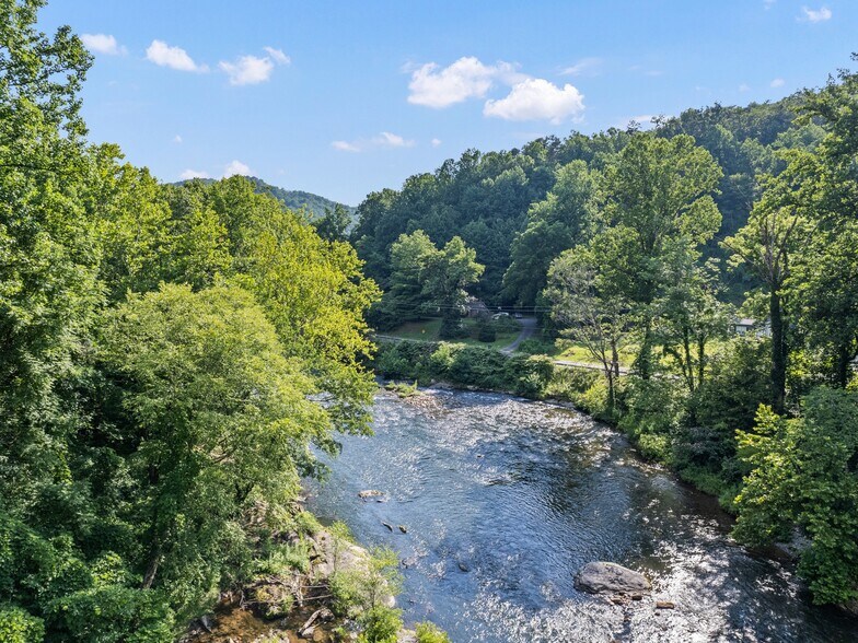 More Photos Of 119 Whitewater Dr, Cherokee Freestanding For Sale