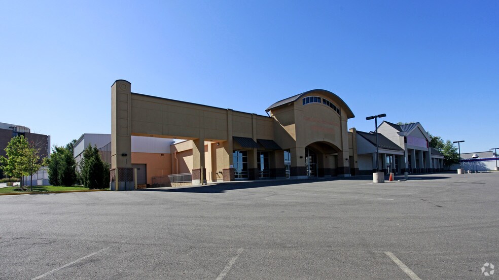 More Photos Of 2051 Chain Bridge Rd, Vienna Freestanding For Lease