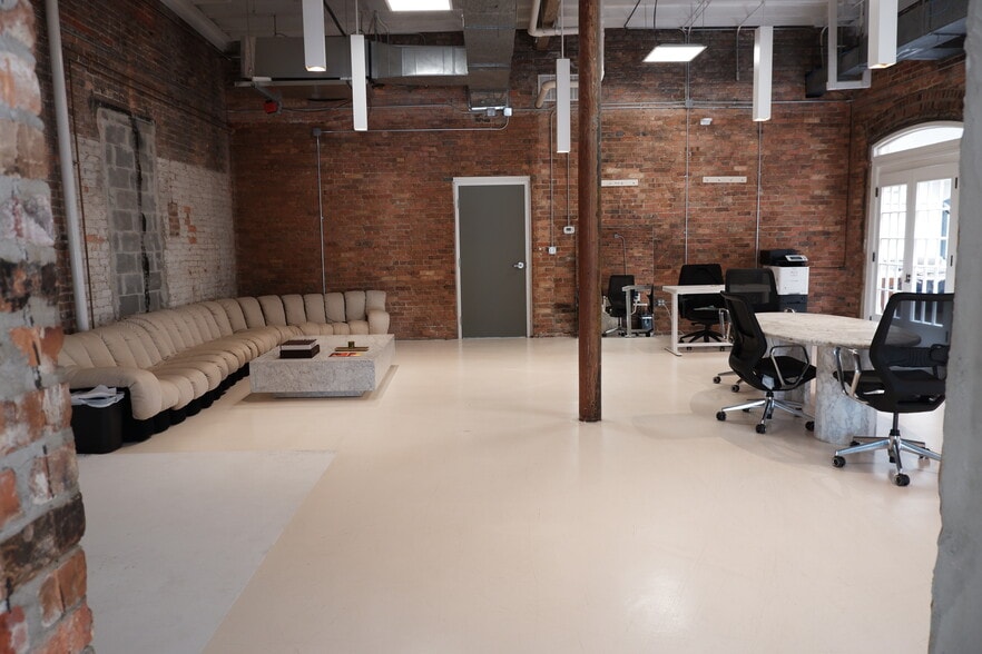 More Photos Of 7-15 W Main St, Pensacola Office For Lease