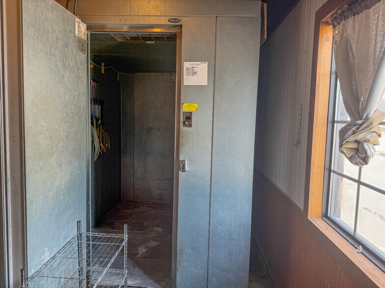 More Photos Of 1100 S 48th Pl, Springdale Restaurant For Lease