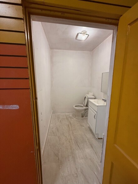 More Photos Of 5725 N Broad St, Philadelphia Storefront For Lease