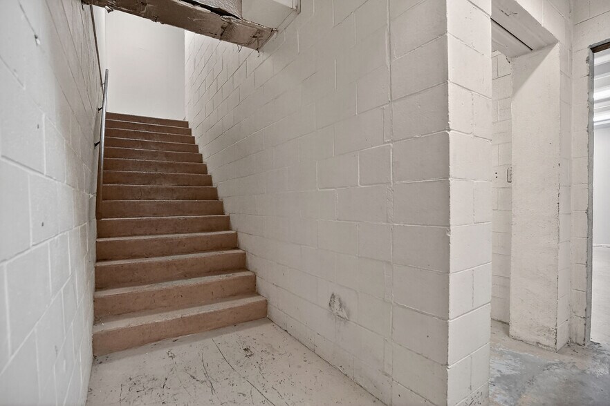 More Photos Of 812 Dundas St, London Freestanding For Sale