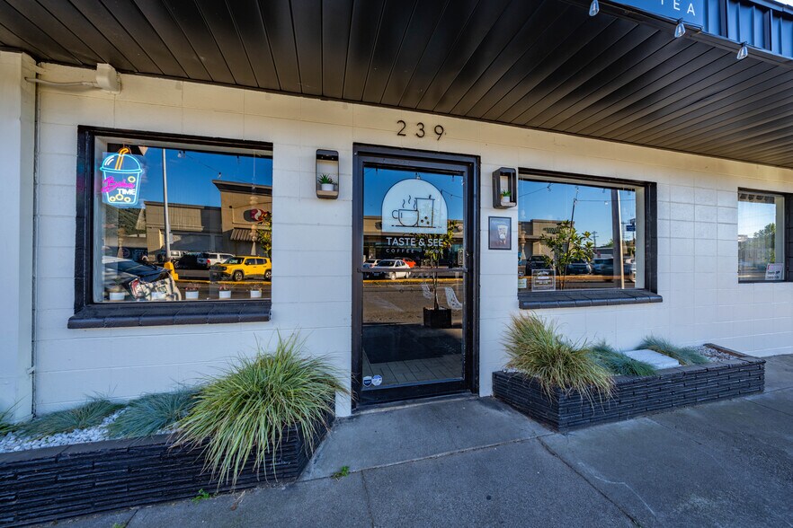 More Photos Of 239 SE G St, Grants Pass General Retail For Sale