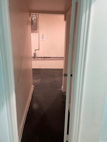 More Photos Of 337 Willard Ave, Newington Freestanding For Lease