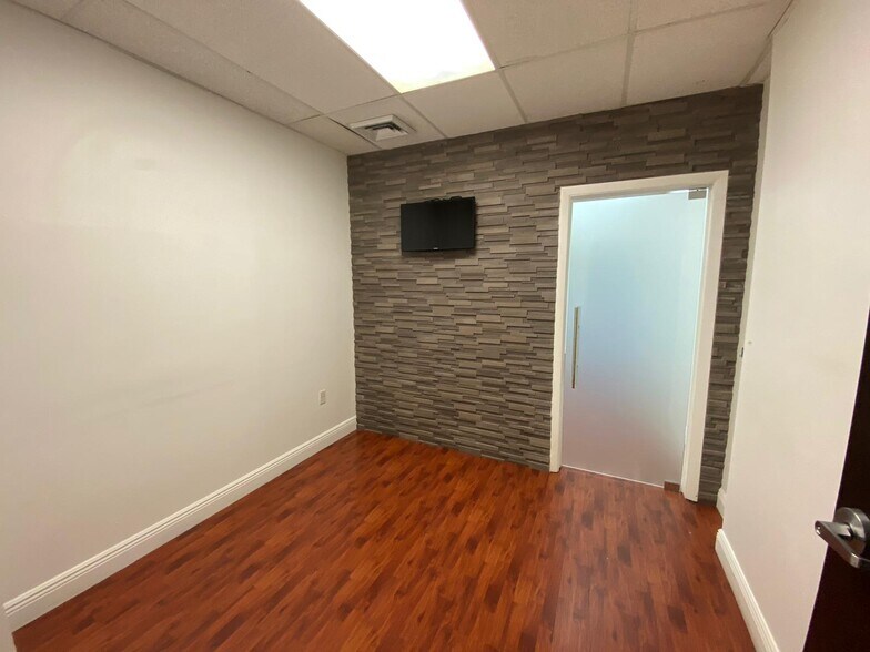 More Photos Of 12550 Biscayne Blvd, North Miami Medical For Lease