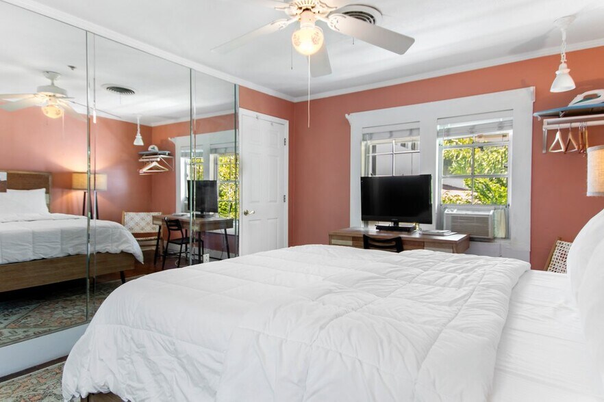 More Photos Of 532 Beach Dr NE, Saint Petersburg Hospitality For Sale