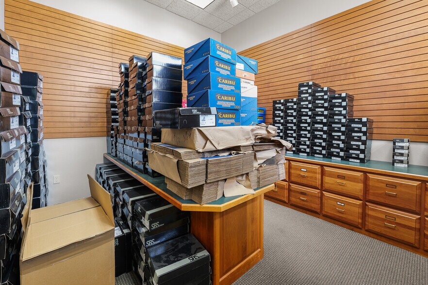 More Photos Of 1828 Park Ave, New Holstein Light Distribution For Sale