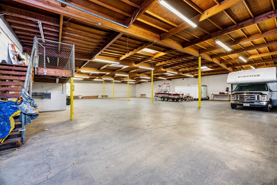More Photos Of 1550 E Burnett St, Signal Hill Warehouse For Lease