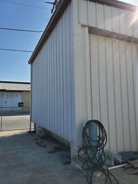 More Photos Of 330 1st St, Exeter Warehouse For Lease