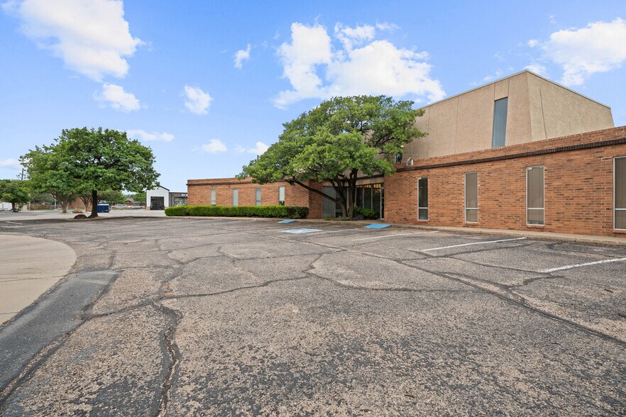 More Photos Of 3305 66th St, Lubbock Office For Sale